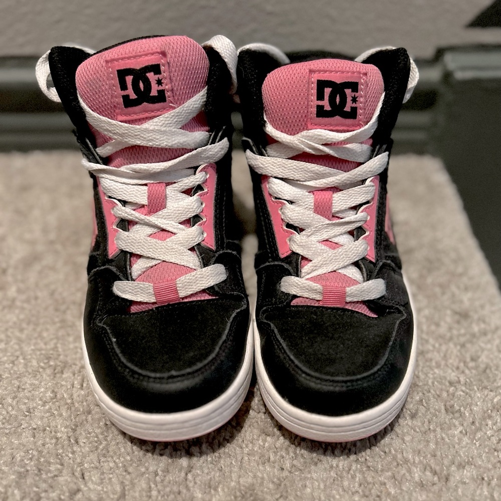 Big Kids DC Shoes, Size 4.